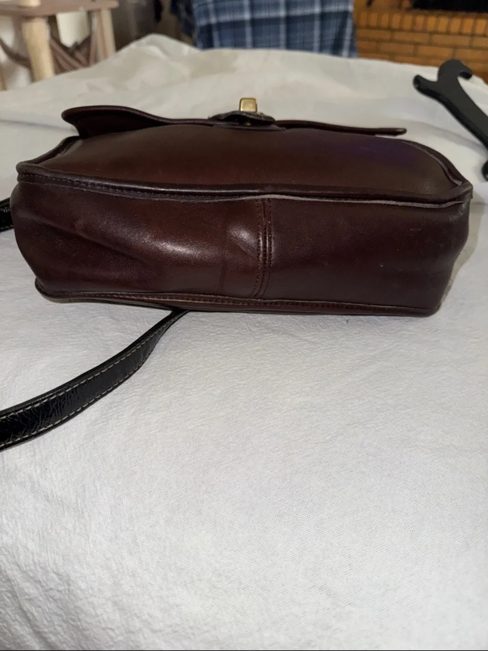 Vintage Coach Brown Leather Willis Messenger Bag with Gold Turn-Lock - Picture 4 of 10